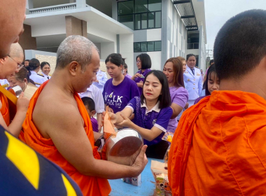 พิธีเจริญ พระพุทธมนต์และทำบุญตักบาตร ถวายพระราชกุศล ... พารามิเตอร์รูปภาพ 1