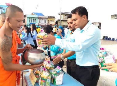 พิธีเจริญพระพุทธมนต์และ ทำบุญตักบาตร ถวายเป็นพระราชกุศล ... พารามิเตอร์รูปภาพ 10