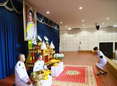 พิธีถวายน้ำสรงพระบรมศพ เบื้องหน้าพระฉายาลักษณ์ ... พารามิเตอร์รูปภาพ 4