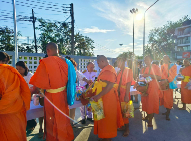 พิธีเจริญพระพุทธมนต์ และทำบุญตักบาตรถวายพระราชกุศล ... พารามิเตอร์รูปภาพ 8