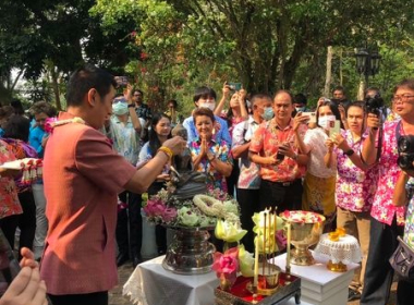 ร่วมพิธีสรงน้ำพระและรดน้ำขอพรผู้บริหารระดับสูงของจังหวัดตรัง พารามิเตอร์รูปภาพ 3