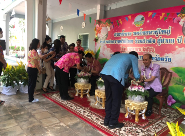 ร่วมพิธีสรงน้ำพระและรดน้ำขอพรผู้บริหารระดับสูงของจังหวัดตรัง พารามิเตอร์รูปภาพ 5