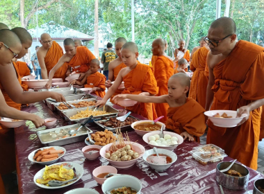 พิธีถวายภัตตาหารเพลพระภิกษุสามเณร ... พารามิเตอร์รูปภาพ 2